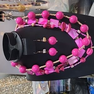 A BEAUTIFUL VANTAGE SEASHELLS GLASS AND BEADED SET OF 2